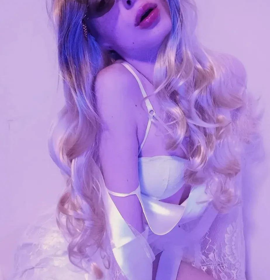Holly, 27