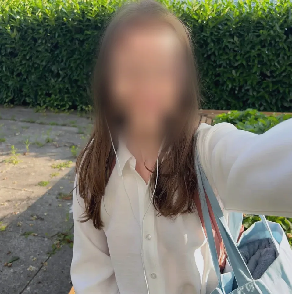 Mia, 22